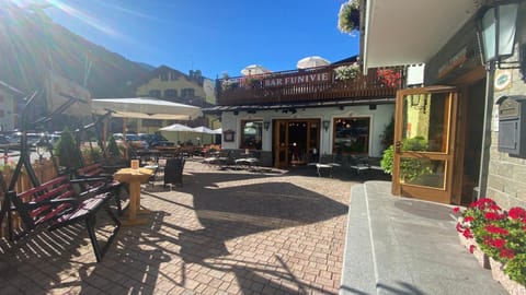 Property building, Restaurant/places to eat, Day, Natural landscape, Mountain view