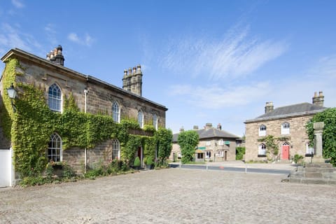 Property building, Nearby landmark, Spring, Day, Neighbourhood, Summer, Street view