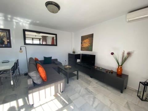 Communal lounge/ TV room, TV and multimedia, Living room, Dining area, air conditioner