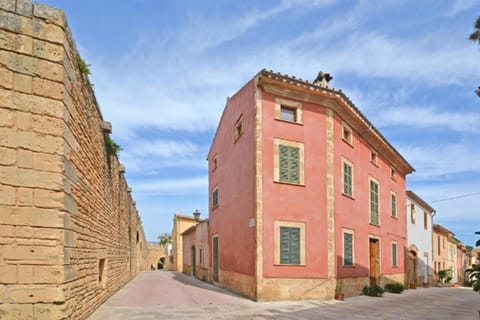 Facade/entrance, Neighbourhood