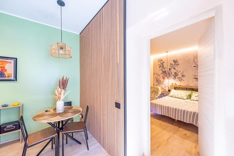 Photo of the whole room, Dining area