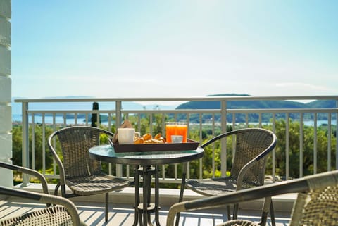 Balcony/Terrace, City view, Pool view, Sea view