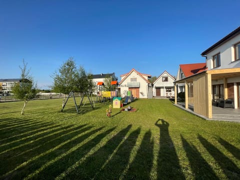 Property building, Spring, Day, Natural landscape, Garden, Garden view