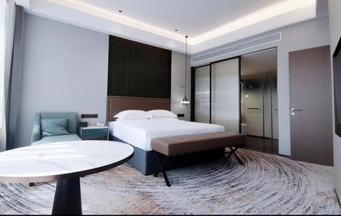 Shenzhen Shanghai Hotel -Complimentary Mini Bar and Late Check Out Hotel in Hong Kong