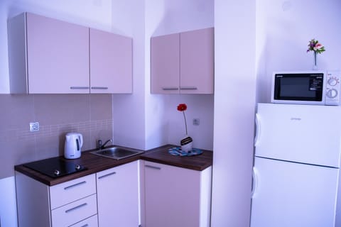 minibar, kitchen