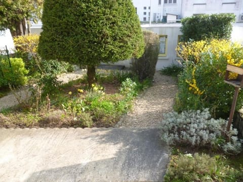 Maison F6 en centre-ville de Royan, à 150m de la plage, avec garage et jardin - FR-1-71-55 House in Royan