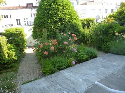 Maison F6 en centre-ville de Royan, à 150m de la plage, avec garage et jardin - FR-1-71-55 House in Royan