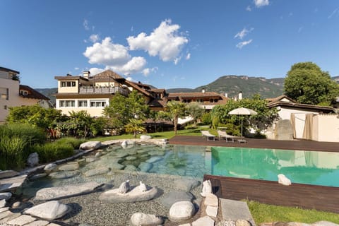 Property building, Garden, Balcony/Terrace, Swimming pool, sunbed