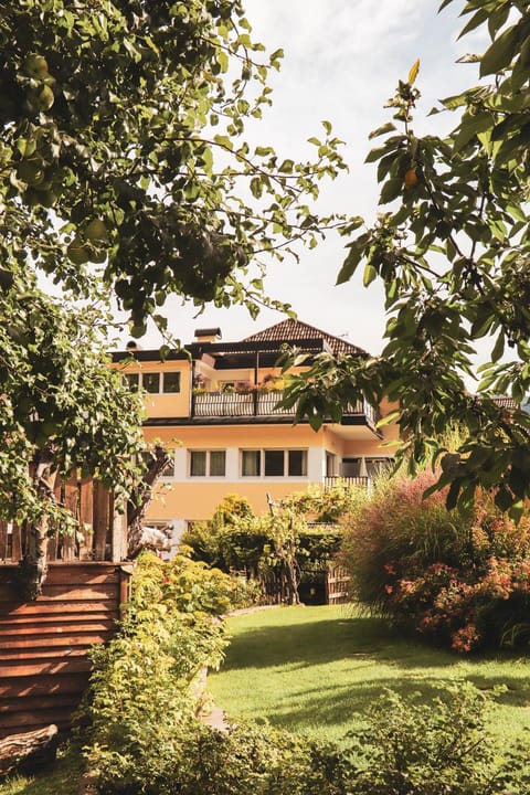 Property building, Balcony/Terrace, Swimming pool, Parking