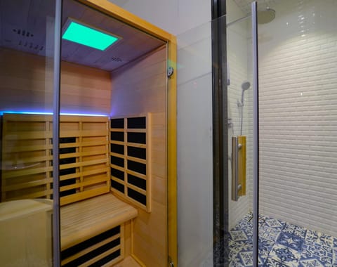 Massage, Sauna, Steam room, Bathroom, Spa and wellness centre/facilities