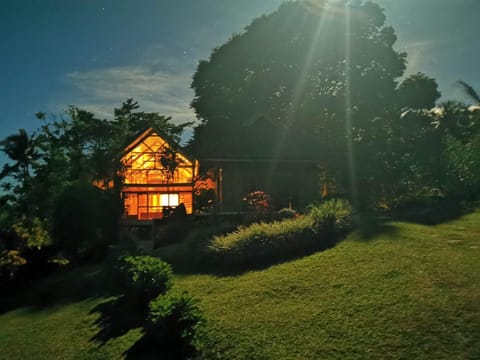 Camiguin Volcano Houses-Panoramic House Alojamiento y desayuno in Northern Mindanao