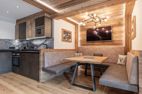 Kitchen or kitchenette, Seating area, Dining area, dishwasher, microwave, oven, pet friendly, stove, toaster