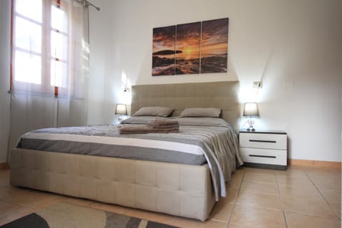 Bed, Photo of the whole room, Decorative detail, Bedroom