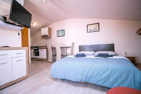 Bed, TV and multimedia, Kitchen or kitchenette, oven, air conditioner