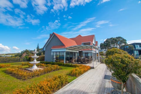 Orewa Cliff Top Villa in Auckland Region