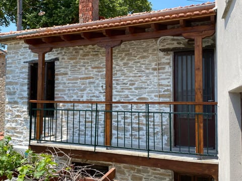 Property building, Day, Balcony/Terrace