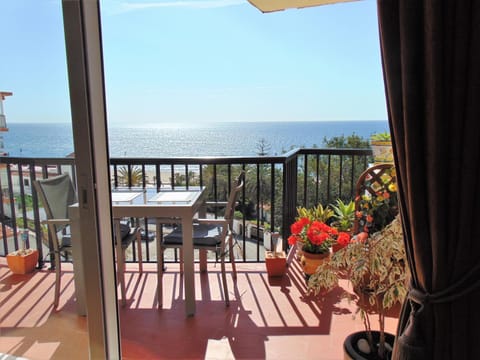 View (from property/room), Balcony/Terrace, Dining area, Sea view