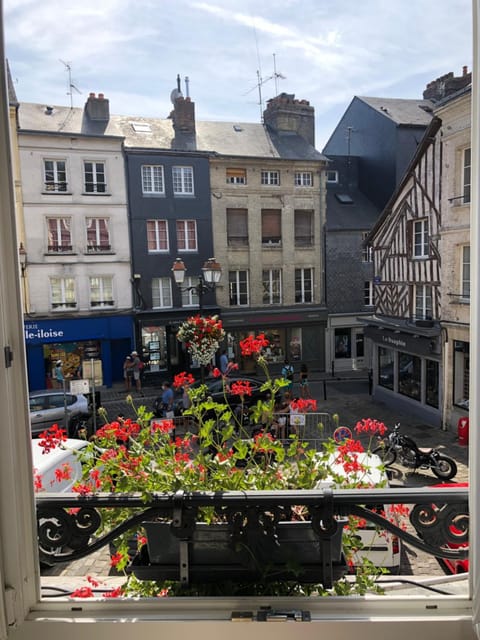 Neighbourhood, Street view