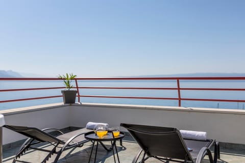Seaside Penthouse with Hot Tub SKY LIVING Copropriété in Split