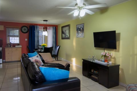 Country Club Comfort House in Portmore