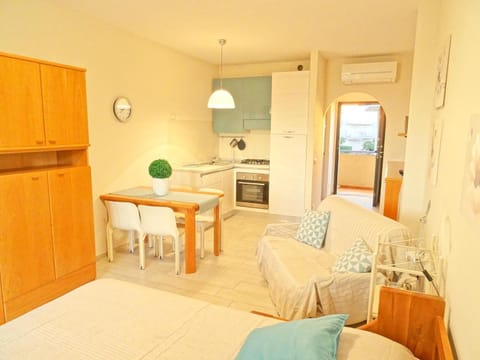 Bed, Kitchen or kitchenette, Living room