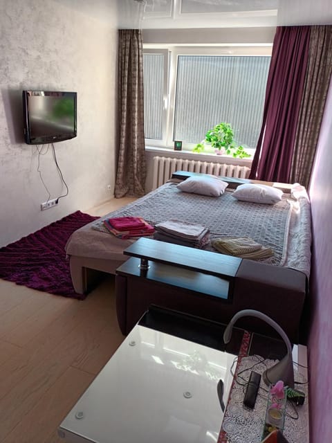 Bed, TV and multimedia, Photo of the whole room, Bedroom