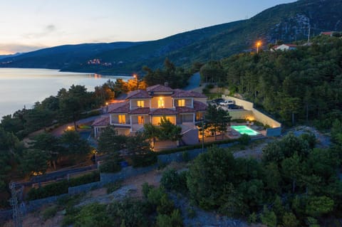 Property building, Bird's eye view, Swimming pool