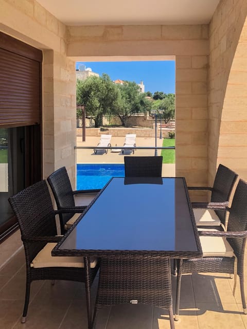 Property building, Patio, Balcony/Terrace, Swimming pool, Swimming pool