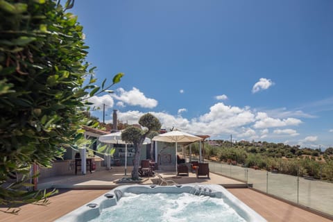 Garden, Hot Tub, Balcony/Terrace, Seating area, Garden view, Mountain view