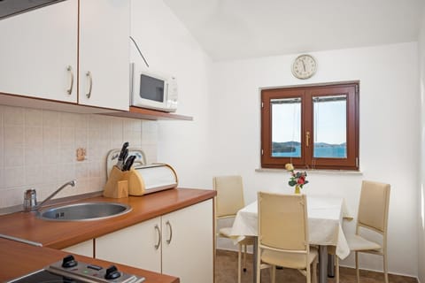 Kitchen or kitchenette, Dining area, Sea view, stove