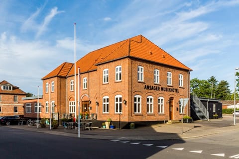 Facade/entrance, Off site