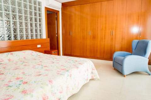 Bed, Photo of the whole room, Decorative detail, Bedroom