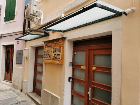 Property building, Facade/entrance