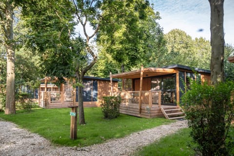 Photo of the whole room, Garden view