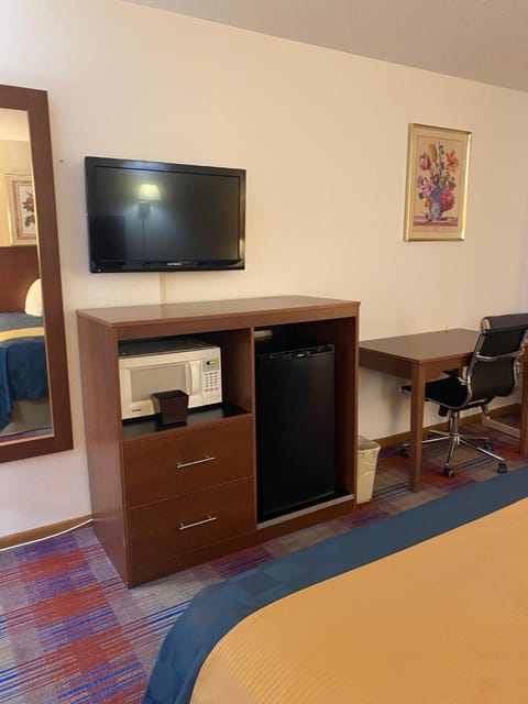 TV and multimedia, Seating area, Bedroom