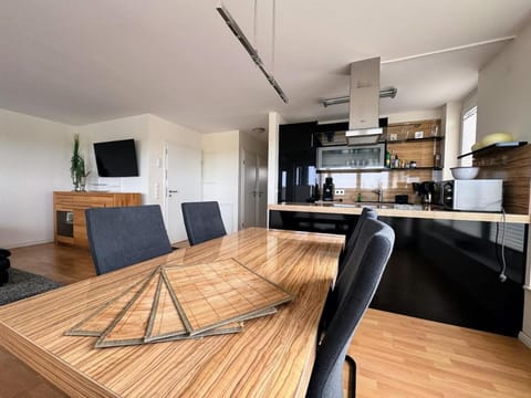 TV and multimedia, Kitchen or kitchenette, Living room, Seating area, Dining area, Evening entertainment, stove