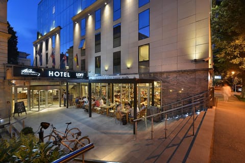 Property building, Patio, Restaurant/places to eat, Facade/entrance