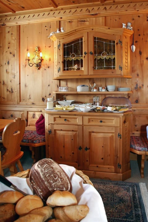 Restaurant/places to eat, Food and drinks