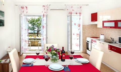 Kitchen or kitchenette, Dining area, Garden view, Sea view