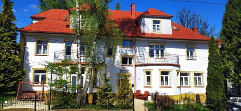 Property building, Patio, Facade/entrance, Off site, Summer, Street view, Parking