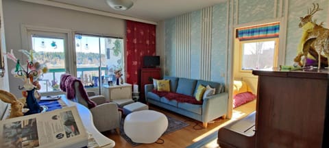 Spring, Day, TV and multimedia, View (from property/room), Balcony/Terrace, Living room, Photo of the whole room, Lake view