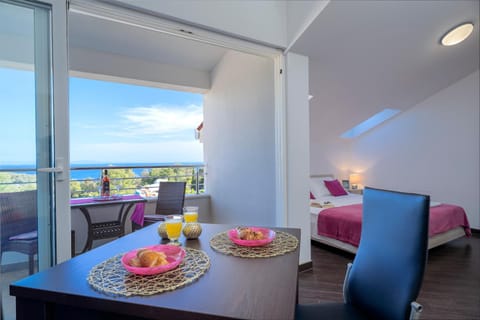 Bed, Dining area, Sea view