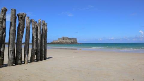 Nearby landmark, Neighbourhood, Beach