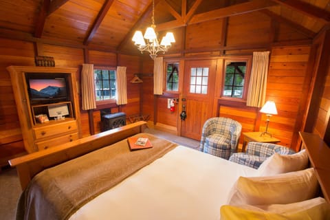 Paradise Lodge and Bungalows Natur-Lodge in Lake Louise