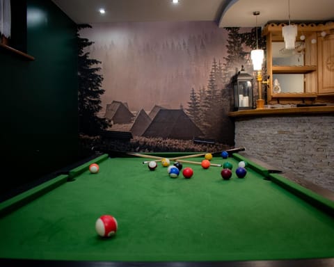 Billiard, Game Room