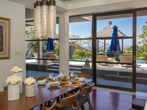 Dining area, Pool view, Breakfast