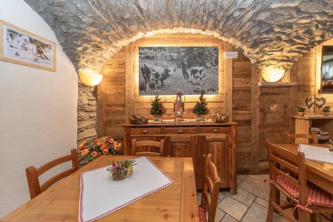 Restaurant/places to eat, Dining area