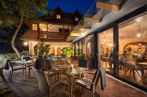 Property building, Patio, Restaurant/places to eat, Night, Balcony/Terrace