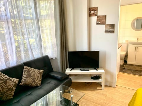 TV and multimedia, Kitchen or kitchenette, Seating area