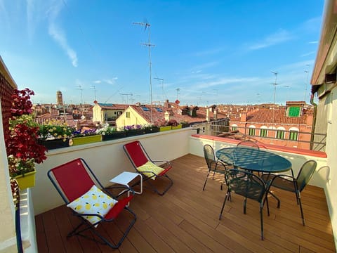 View (from property/room), Balcony/Terrace, City view